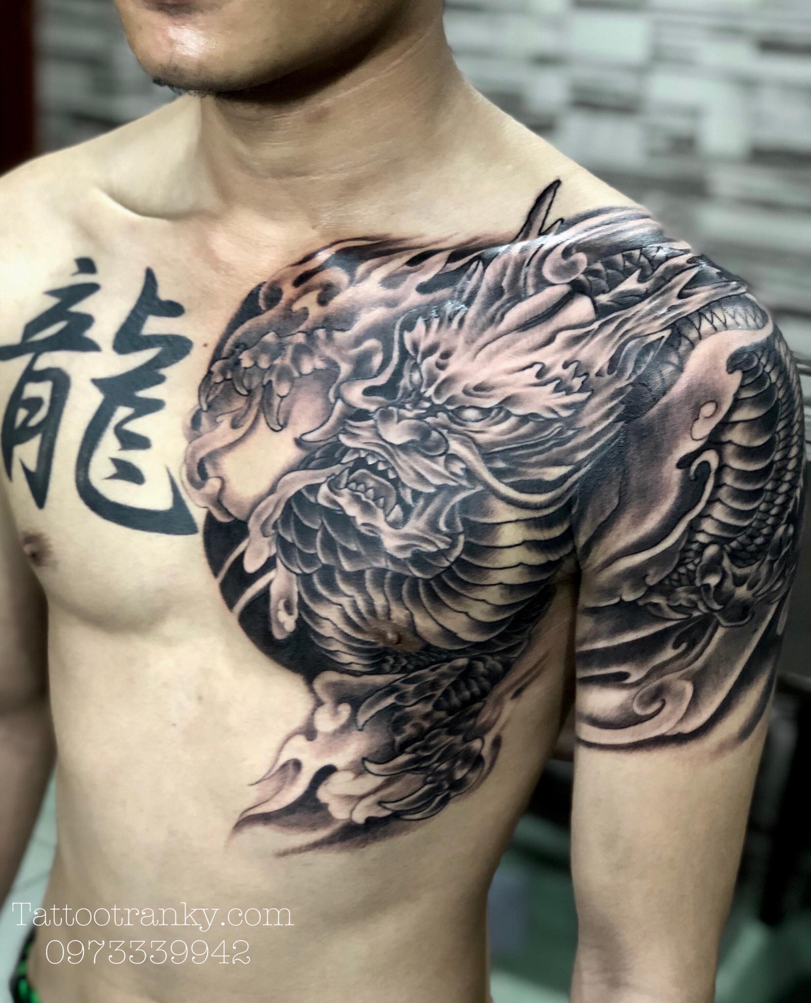 hinh xam rong vat vai 3d  Dragon tattoo shoulder Tattoo chest and  shoulder Dragon tattoo chest